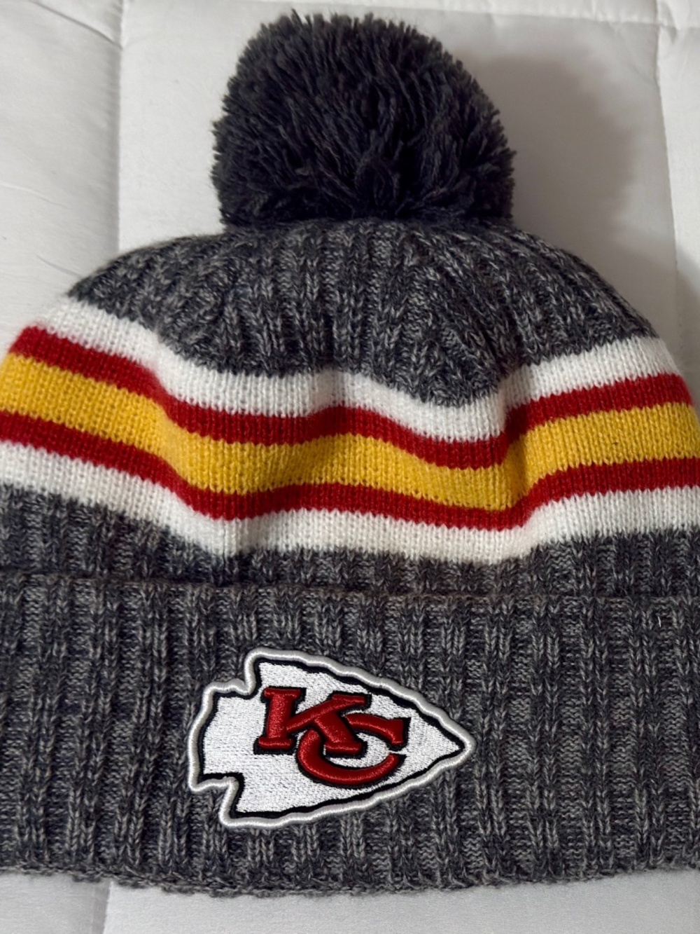 Kansas City CHIEFS Gray Beanie Hat Pom-Pom Stripe Fleece Inside New Era OSFM EUC